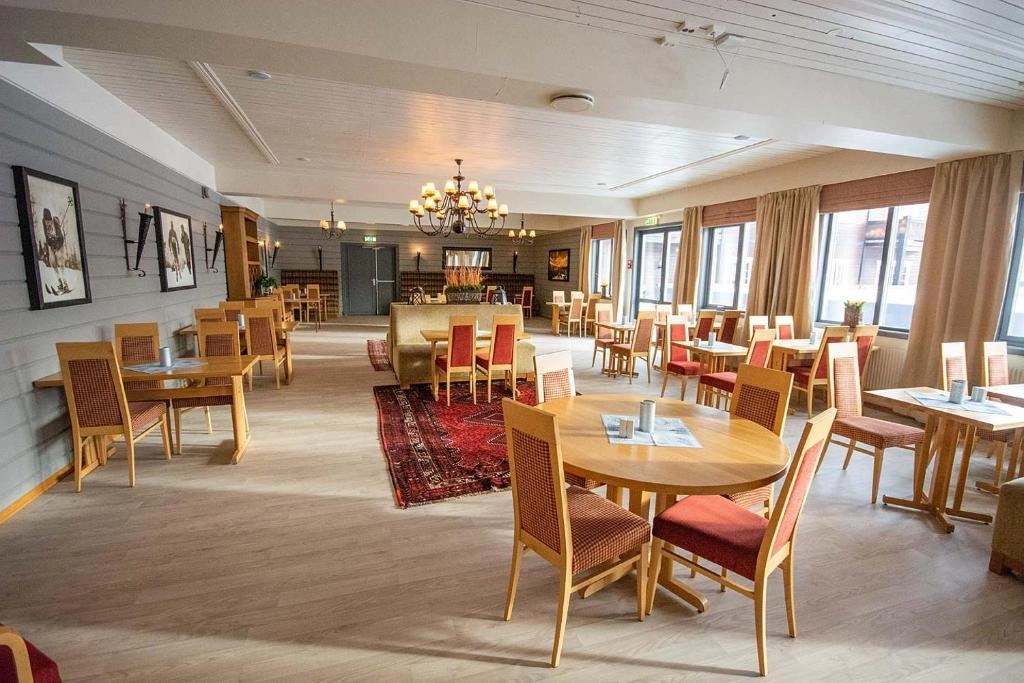 Restaurant and breakfast room
